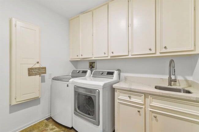 Building Photo - 903 Echo Ln