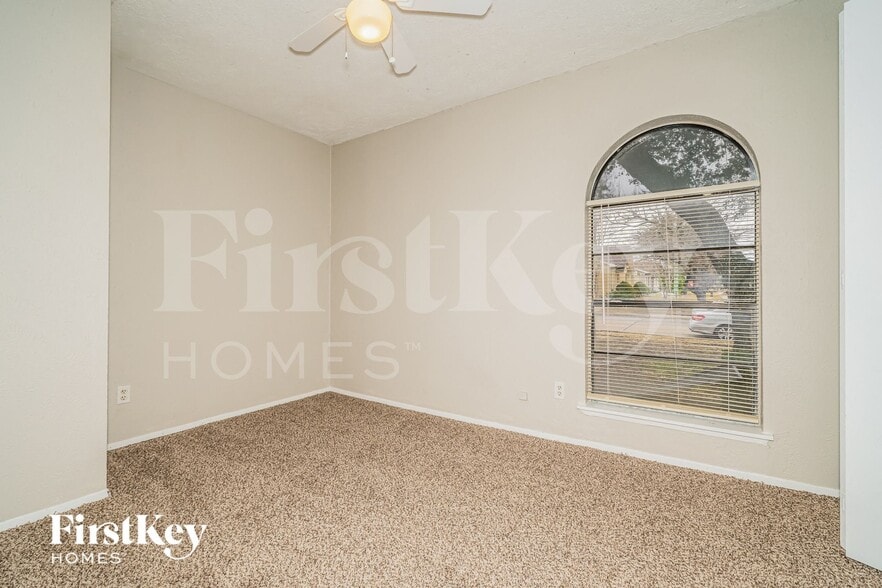 Building Photo - 6403 Redwood Ln