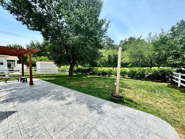 Building Photo - 4-Bedroom Home Castleton Ready 07-16-26! A Pet-Friendly Home - All Appliances - Fenced Yard - Exc...