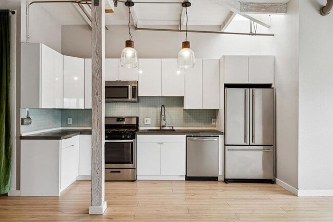 Building Photo - Stunning West Oakland Live Work Loft w/ Ground Floor Studio