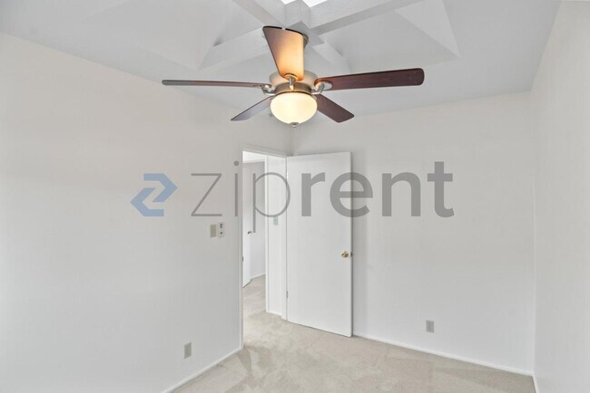Building Photo - Unit A