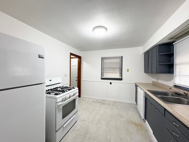 Building Photo - Attached Garage 3 Bed 2 Bath