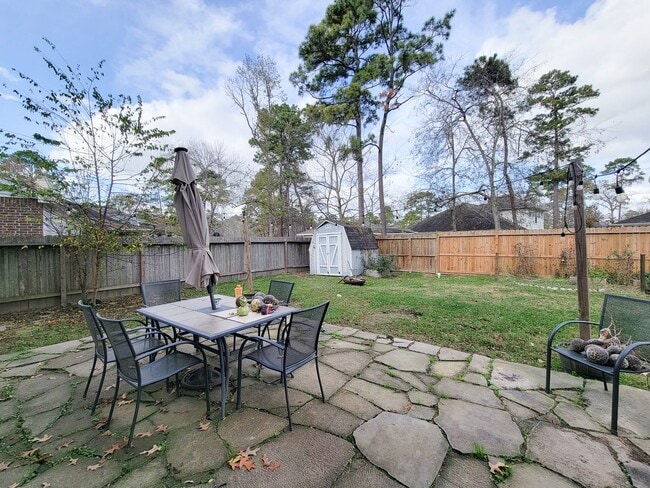 Building Photo - Welcome to this beautifully maintained home offering flexible living with 4/5 spacious bedrooms a...