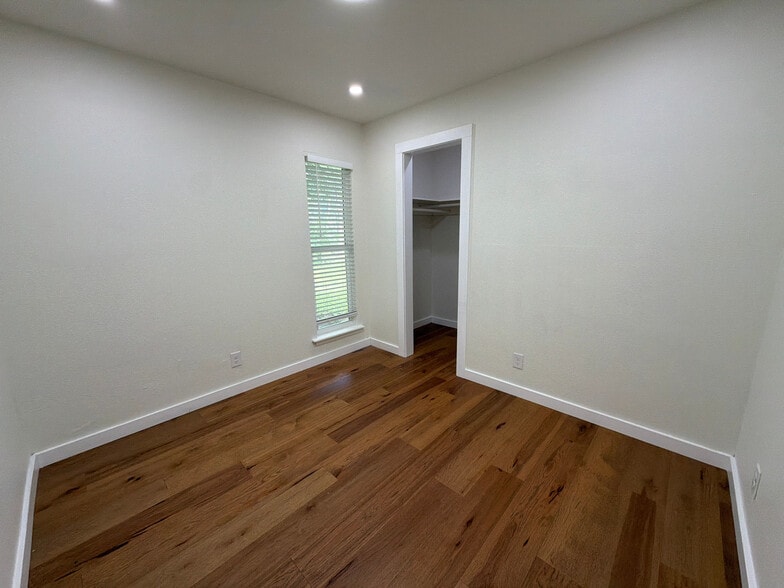 Building Photo - Room in House on Rockridge Dr