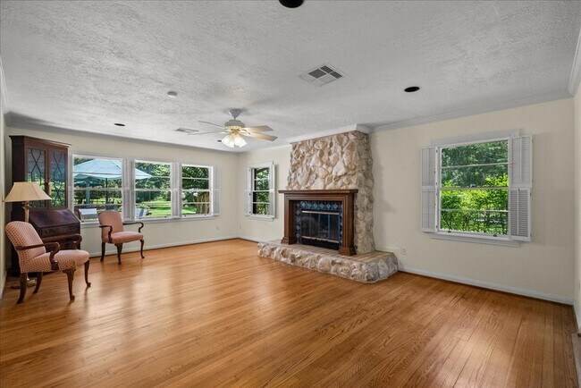 Building Photo - 3415 Bayou Dr E