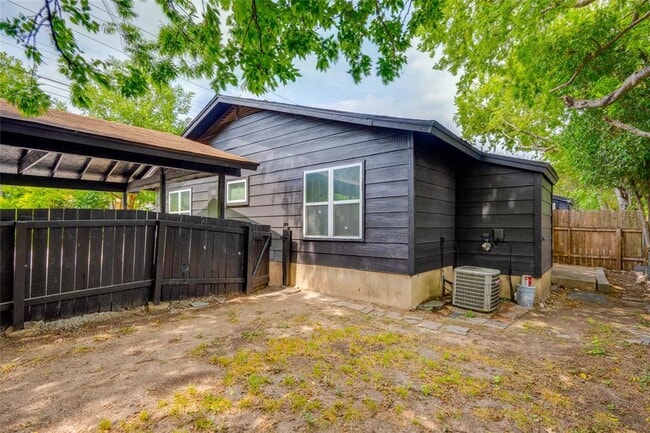 Building Photo - 3306 Dolphin Dr