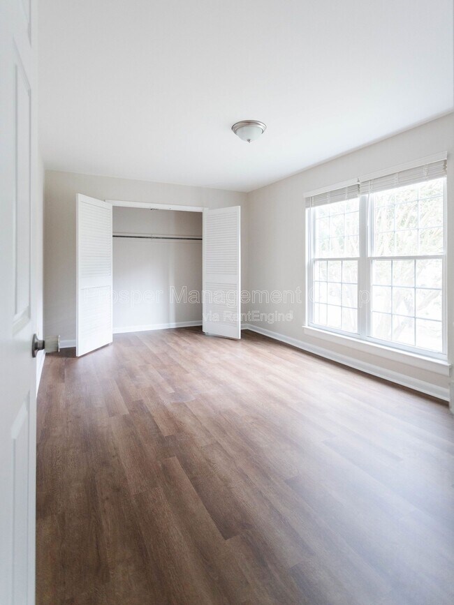 Building Photo - 867 Colony Dr