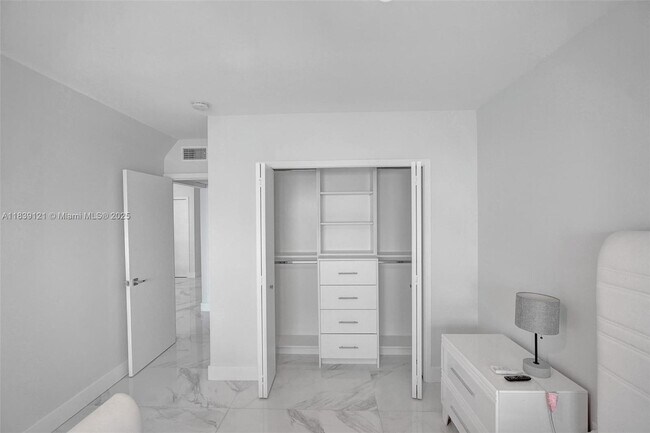 Building Photo - 400 Kings Point Dr