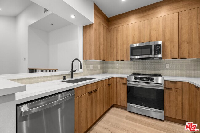 Building Photo - 1648 Palisades Dr