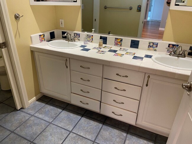 Building Photo - Beautiful, Updated 4 Bed, 3 Bath in the Heart of Clairemont with Canyon Views!!