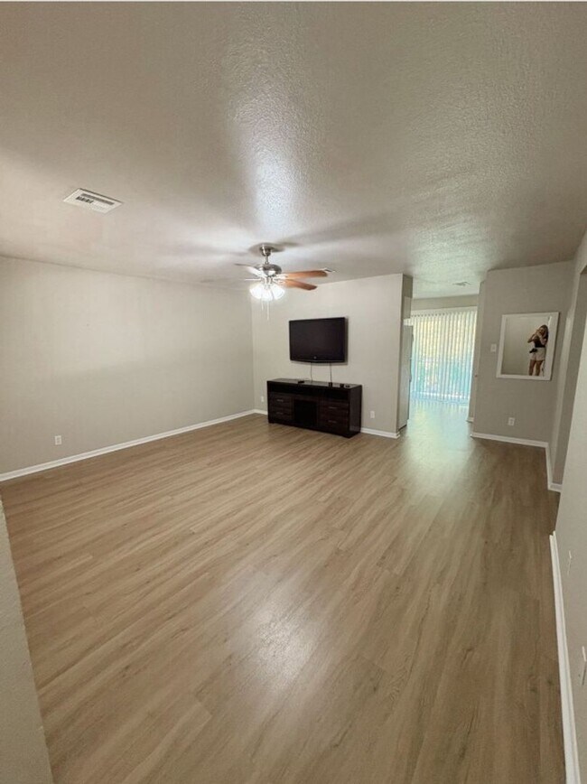 Building Photo - 204 W Mockingbird Ln