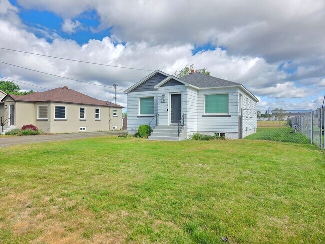 Building Photo - $1,725 - 2 Bed / 1 Bath Charming Home in Spokane Valley