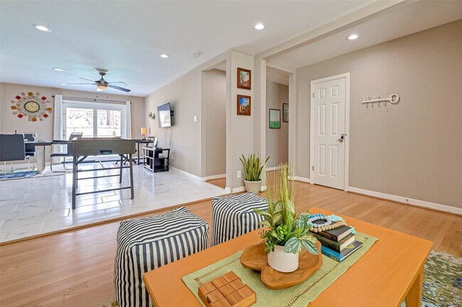 Building Photo - 5330 Hialeah Dr