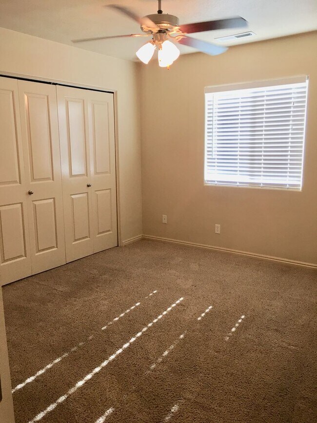 Building Photo - 3-BR Townhome in Fox Cove
