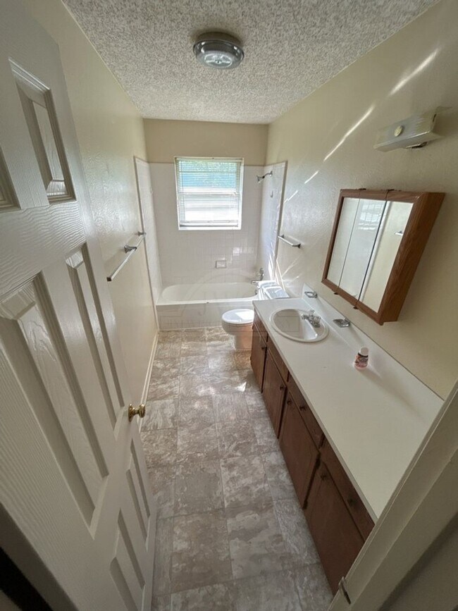 Building Photo - 6702 Wagon Wheel Dr