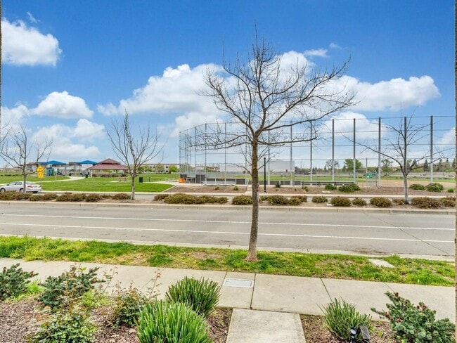 Building Photo - Beautiful 2019 Built 3 bedrooms 2.5 bath!
