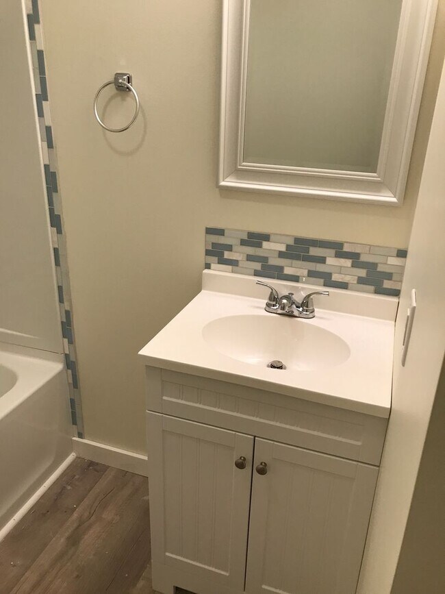 Building Photo - Updated 1BR Apt available now!