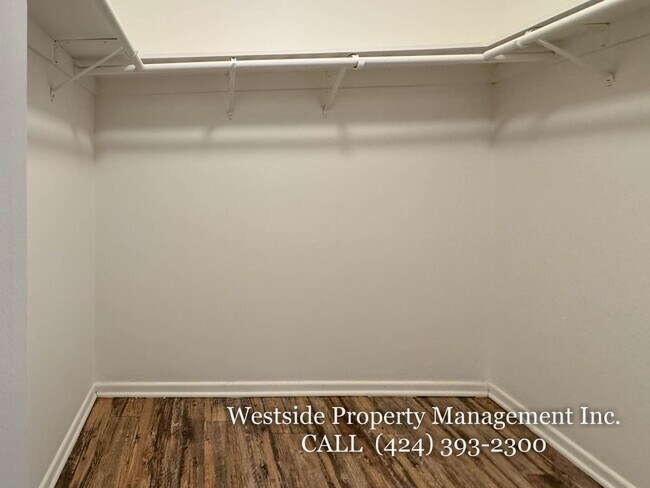 Building Photo - 425 E Tamarack Ave