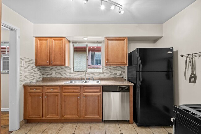 Building Photo - Fantastic Two Bedroom Duplex in University Neighborhood!