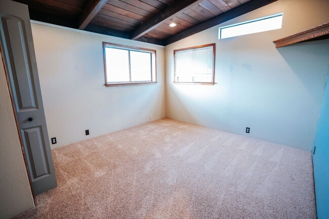 Building Photo - Single Family Home in Mckinleyville!