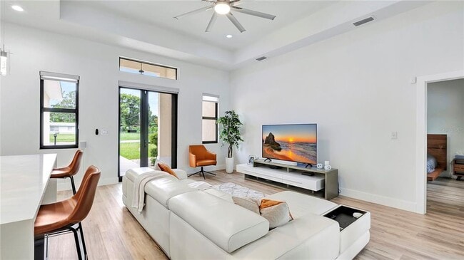 Building Photo - 306 E Clay Ave