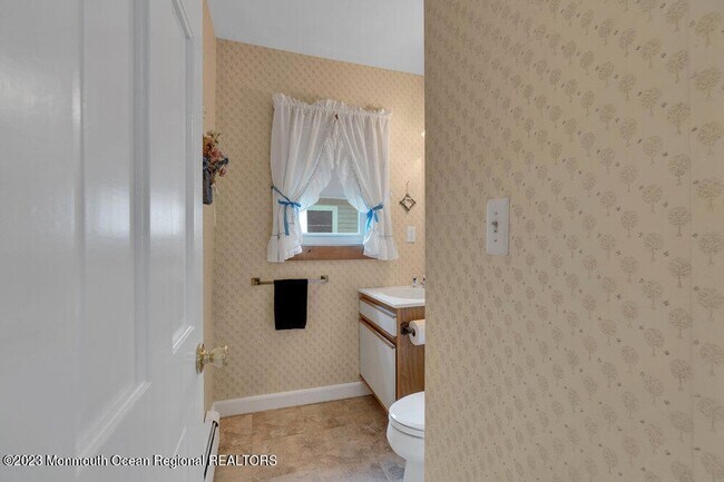 Building Photo - 683 Main Ave