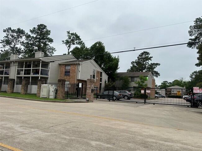 Building Photo - 17401 Red Oak Dr