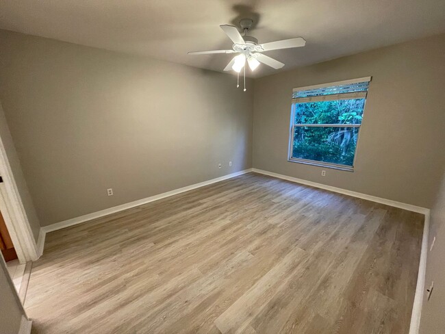 Building Photo - ANNUAL RENTAL - PINE HAVEN-2 BED/2 BATH --...