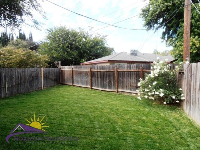 Building Photo - 7009-7011 Zeeland Dr