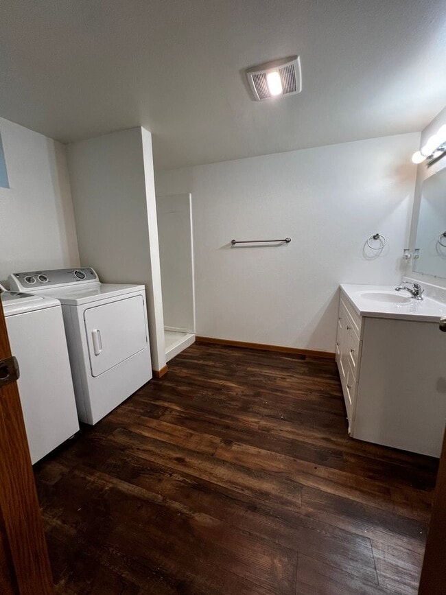 Building Photo - 4 Bedroom 2 Bathroom