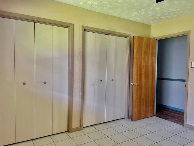 Building Photo - 2507 Lynn Dr