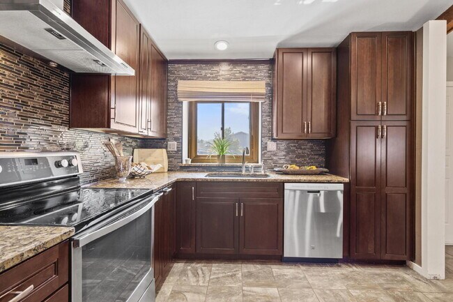Building Photo - "Spacious 5-Bedroom Haven with 3 Full Bath...