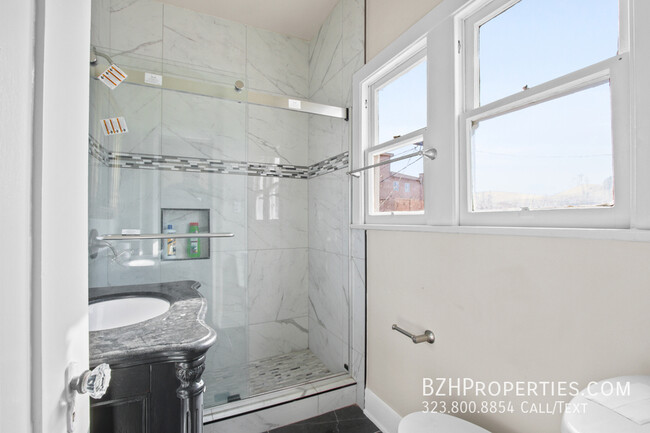 Building Photo - Gorgeous Newly Renovated 1Bed 1Bath With W...