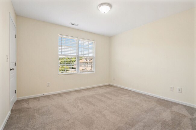 Building Photo - Excellent 2 BR Townhome close to Downtown Raleigh.  Available now!