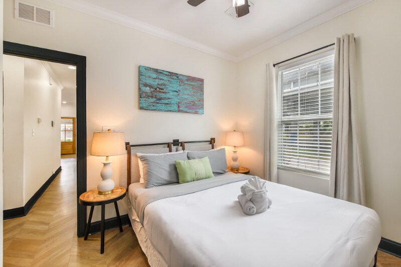 Building Photo - 10 Riker St