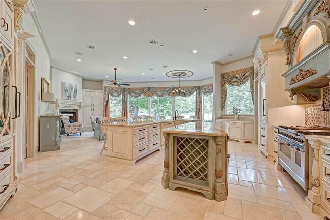Building Photo - 16810 Southern Oaks Dr