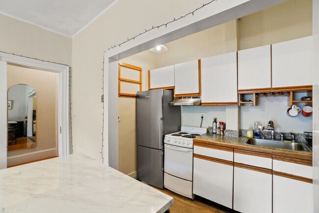 Building Photo - 296 Marlborough St