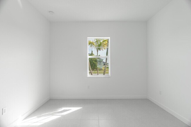 Building Photo - 13885 SE Riversway St