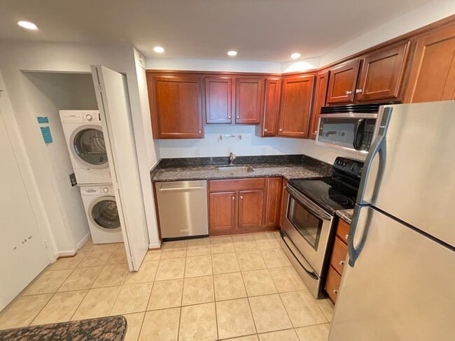 Building Photo - 2 bedroom 2 bath WITH PARKING