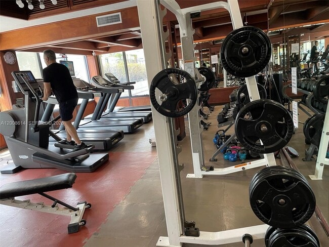 Building Photo - 600 NE 36th St