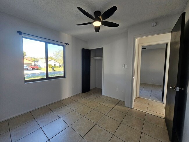 Building Photo - Freshly Renovated & Move-In Ready!! 3-bedroom, 2-bath home located in Lake Sparling Heights, Orla...