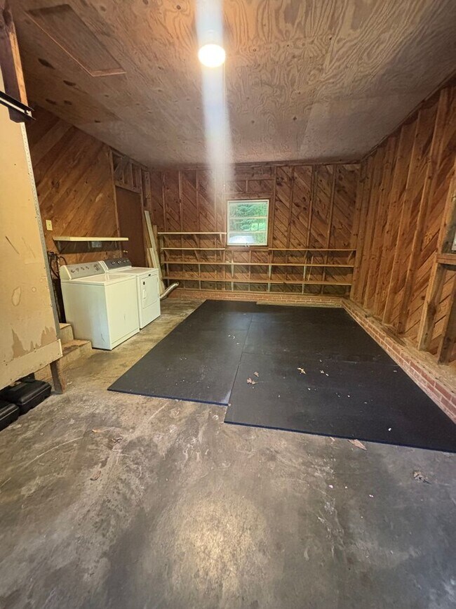 Building Photo - Great Single Family Home In The Heart of Tryon!