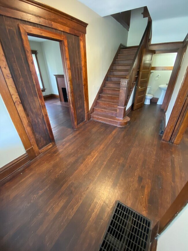 Building Photo - 426 E 15th Ave