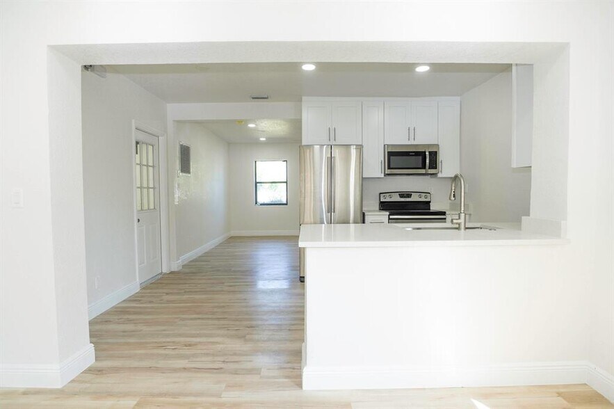 Building Photo - 924 NW 11th Ct