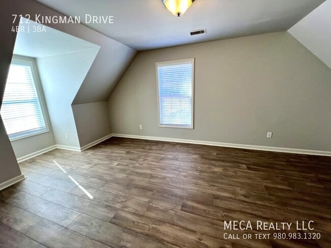 Building Photo - 712 Kingman Dr