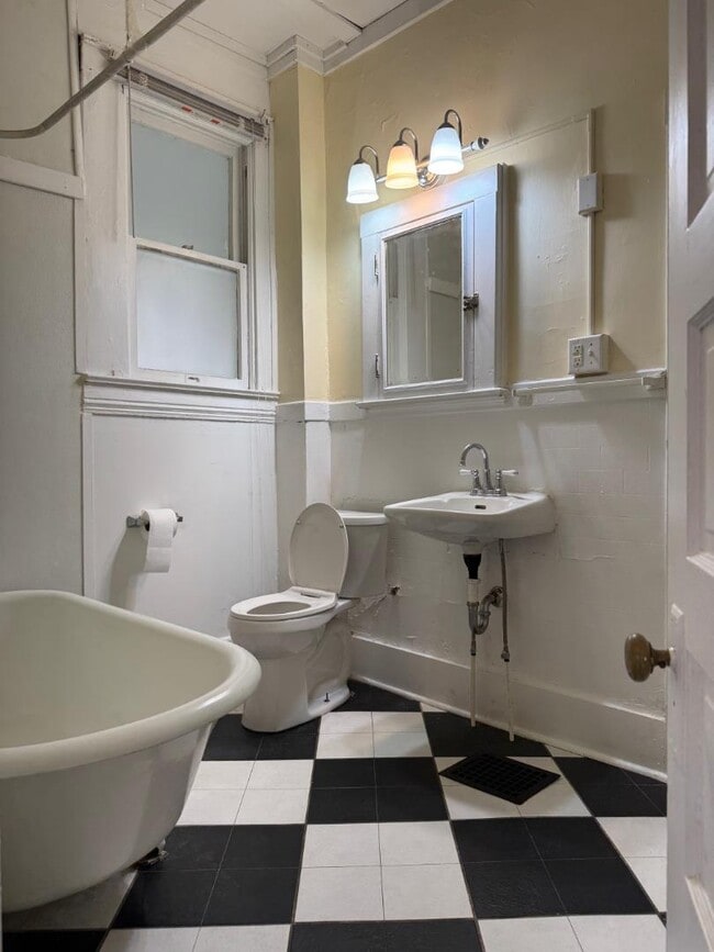 Building Photo - 1533 W Northwest Blvd