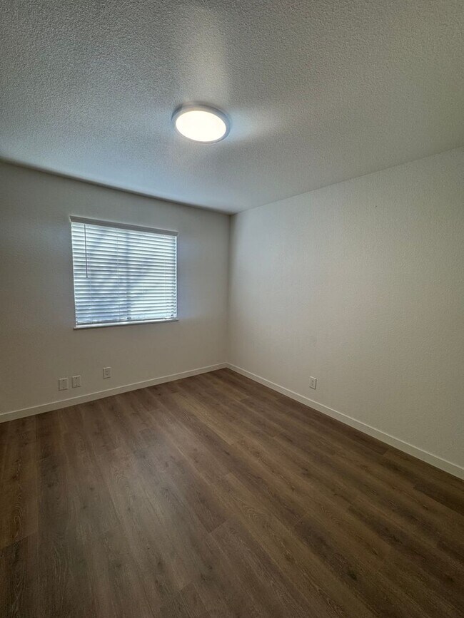 Building Photo - 2409 Candlewood Dr