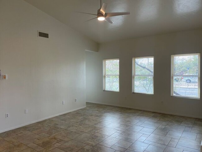 Building Photo - 3Bdm 3Ba close to U of A! must see!