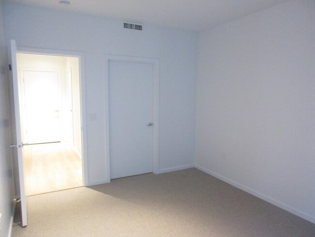 Building Photo - Vista Condominiums - 1 bedroom/1 bath Pearl District condo w/parking/storage/amenities/most utili...