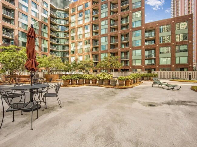 Building Photo - 440 N McClurg Ct